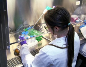 Étudiante travaille dans un laboratoire de Biotechnologie