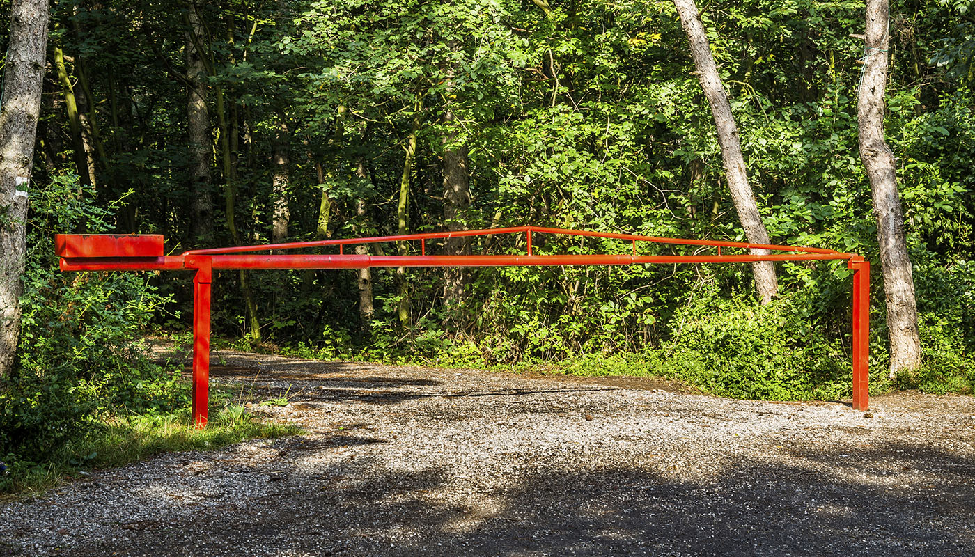 Une barrière limitant l'accès à une forêt